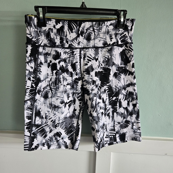 Calvin Klein Pants - Calvin Klein Black & White Abstract Print Bike Shorts Size Large